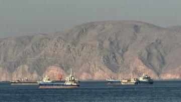 Des navires au mouillage dans le détroit d'Ormuz près des côtes d'Oman, le 17 mai 2026