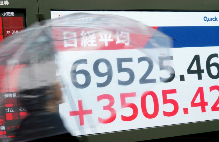 Un écran diffuse les cours des indices boursiers à Tokyo, le 15 juin 2026