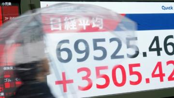 Un écran diffuse les cours des indices boursiers à Tokyo, le 15 juin 2026