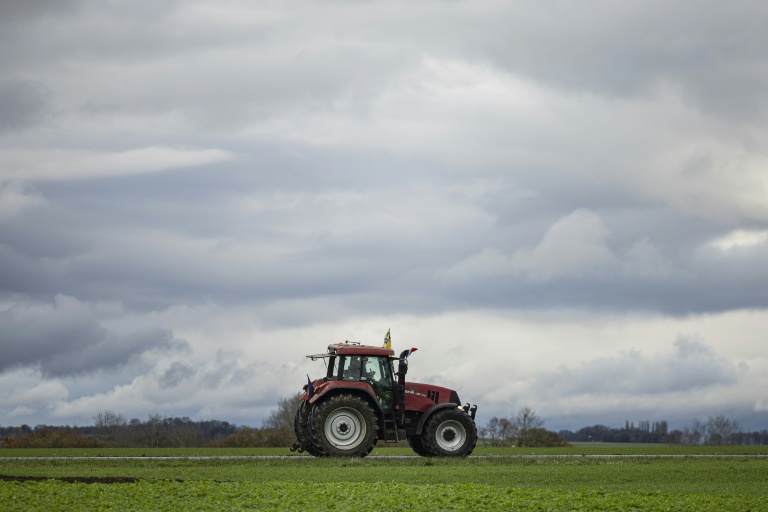 Un agriculteur opposé à l'accord UE-Mercosur conduit son tracteur à Arras, dans le nord de la France, le 19 novembre 2025