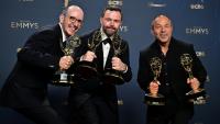De gauche à droite: Jack Thorne, Philip Barantini et Stephen Graham brandissent les Emmy Awards décernés à la série "Adolescence", le 14 septembre 2025 à Los Angeles