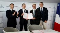 Le président français Emmanuel Macron, le directeur général d'Air France-KLM Ben Smith, le PDG du groupe ADP Philippe Pascal et le ministre des Transports Philippe Tabarot lors de la signature d'un partenariat stratégique entre Air France-KLM et ADP au salon du Bourget, pès d Paris, le 20 juin 2025 
