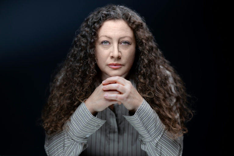 Rachael Louw, ancienne employée de feu Salah Fayed, frère de feu l’homme d’affaires égyptien Mohamed Al-Fayed, le 9 février 2026 à Paris