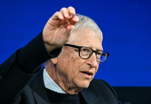 Le co-fondateur de Microsoft, Bill Gates, s'exprime sur scène au forum de Davos, le 21 janvier 2026