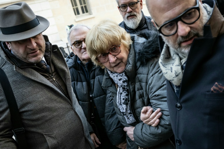 La grand-tante de Grégory Villemin, Jacqueline Jacob, entourée par deux de ses avocats, Frédéric Berna (G) et Stéphane Giuranna (D), le 24 octobre 2025 à Dijon
