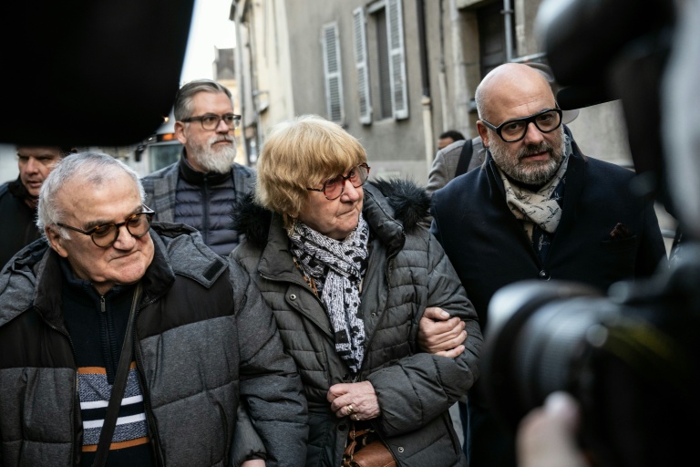 La grand-tante de Grégory Villemin, Jacqueline Jacob, entourée d'un de ses avocats, Stephane Giuranna (D), et de son mari Marcel Jacob (G), le 24 octobre 2025 à Dijon