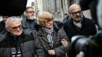 La grand-tante de Grégory Villemin, Jacqueline Jacob, entourée d'un de ses avocats, Stephane Giuranna (D), et de son mari Marcel Jacob (G), le 24 octobre 2025 à Dijon