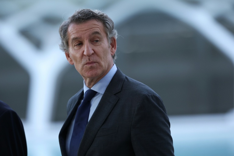 Le leader du Parti populaire (PP), Alberto Núñez Feijóo, arrive à une cérémonie commémorative au complexe culturel et architectural de la Cité des arts et des sciences à Valence, en Espagne, le 29 octobre 2025