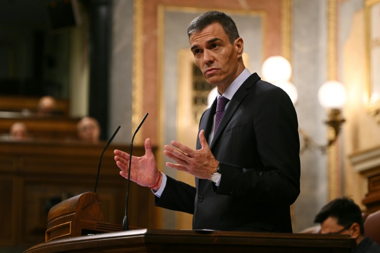 Le Premier ministre espagnol Pedro Sánchez s'exprime lors d'une session plénière au Parlement espagnol à Madrid, le 9 juillet 2025