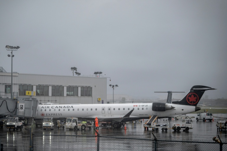 Un avion d'Air Canada sur le tarmac de l'aéroport Pierre-Elliott Trudeau de Montréal, le 17 août 2025 au Canada