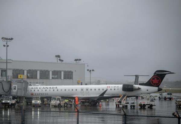 Un avion d'Air Canada sur le tarmac de l'aéroport Pierre-Elliott Trudeau de Montréal, le 17 août 2025 au Canada