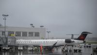 Un avion d'Air Canada sur le tarmac de l'aéroport Pierre-Elliott Trudeau de Montréal, le 17 août 2025 au Canada