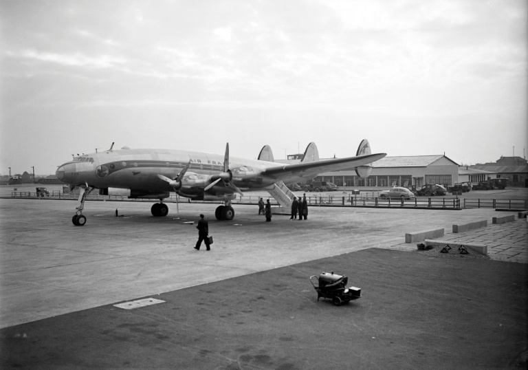 Avion Lockheed Constellation d'Air France sur le tarmac d'Orly, avant un vol pour New York le 4 novembre 1946