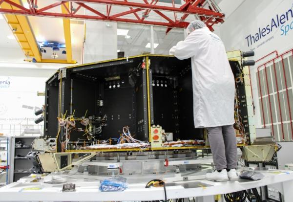 Un ingénieur à l'oeuvre pour le satellite Plato pour l'ESA à Cannes, dan sle sud de la France, le 23 septembre 2024