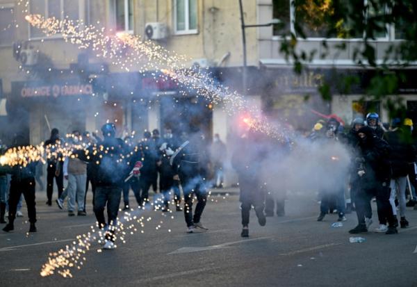 Des protestataires lancent des feux d'artifice sur la police lors d'une manifestation antigouvernementale à Tirana, le 18 octobre 2026 en Albanie