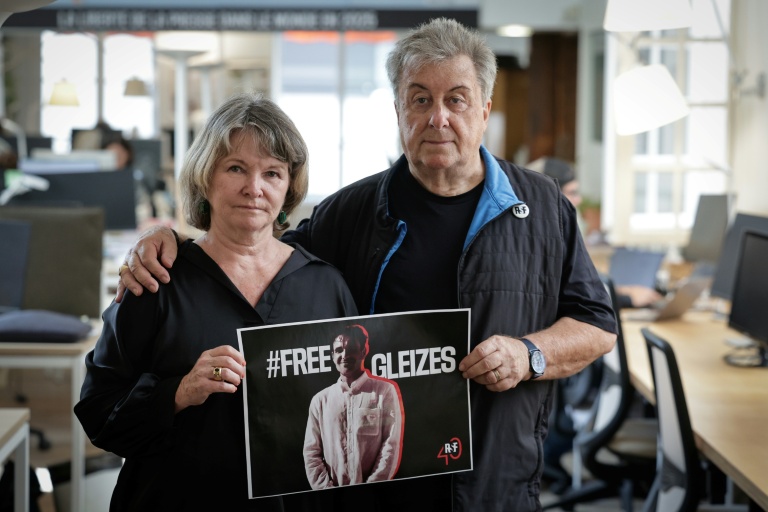 La mère du journaliste sportif français Christophe Gleizes, Sylvie Godard, et son beau-père Francis Godard au siège de Reporters sans frontières (RSF) à Paris, le 27 août 2025