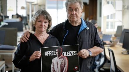 La mère du journaliste sportif français Christophe Gleizes, Sylvie Godard, et son beau-père Francis Godard au siège de Reporters sans frontières (RSF) à Paris, le 27 août 2025