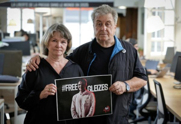 La mère du journaliste sportif français Christophe Gleizes, Sylvie Godard, et son beau-père Francis Godard au siège de Reporters sans frontières (RSF) à Paris, le 27 août 2025