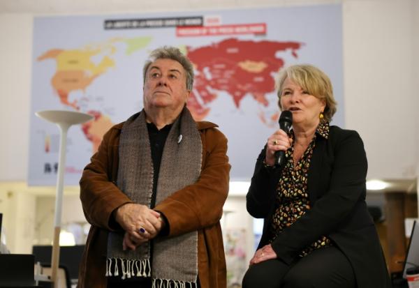 Francis Godard et Sylvie Godard, le beau-père et la mère de Christophe Gleizes, le 15 octobre 2026 à Paris