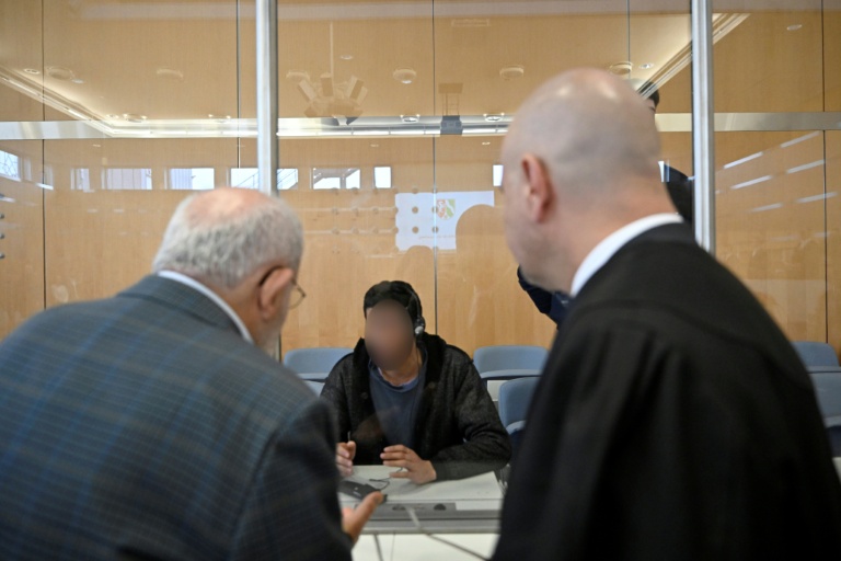 Issa Al H arrive au tribunal de Düsseldorf le 10 septembre 2025, jour de sa condamnation à la perpétuité pour l’attaque au couteau qui a fait trois morts à Solingen en août 2024