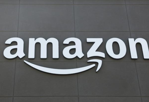Le logo d'Amazon devant un supermarché de l'entreprise à Torrance, en Californie, le 29 juillet 2025
