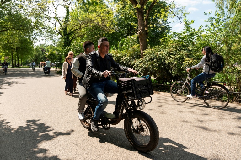 Des personnes sur un fatbike dans le Vondelpark, à Amsterdam.