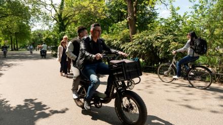 Des personnes sur un fatbike dans le Vondelpark, à Amsterdam.