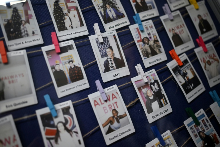 Des photos Polaroid d'élèves de la Brit School, dont la chanteuse britannique Raye, le 14 avril 2026 à Croydon, dans le sud de Londres