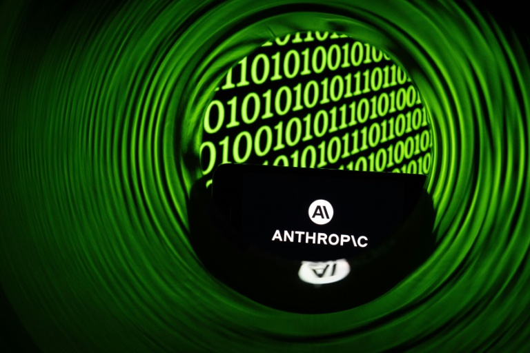 La société Anthropic, éditrice des modèles d'intelligence artificielle (IA) Claude, a mis mardi à la disposition du grand public la version la plus puissante de sa technologie tout en la bridant dans des domaines sensibles