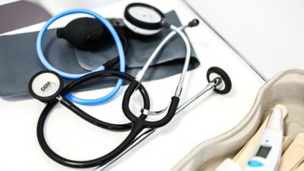 Plus de la moitié des étudiants en médecine présentent un "état anxieux", 20% ont eu des idées suicidaires dans l'année, et les violences sexuelles perdurent, notamment en stage, selon une nouvelle enquête alarmante
