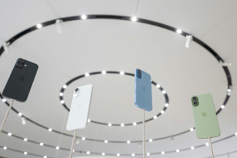 Des iPhone 17 d'Apple exposés au Steve Jobs Theater sur le campus d'Apple Park à Cupertino, en Californie, le 9 septembre 2025