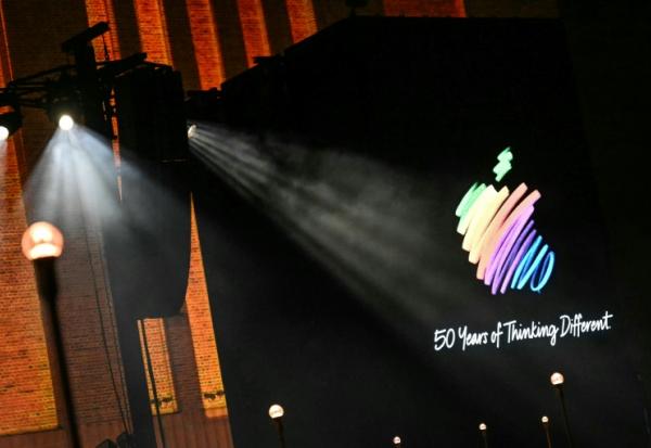 Le logo d'Apple projeté sur un écran lors des célébrations du 50e anniversaire du géant technologique américain Apple à Londres, le 25 mars 2026