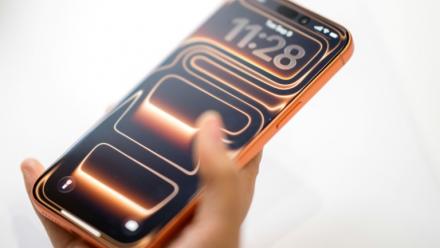 Les utilisateurs britanniques d'iPhone vont devoir prouver leur âge pour accéder à "certains services ou fonctionnalités" liés à leur compte Apple, après une mise à jour du système d'exploitation iOS