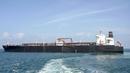 Un navire indien "Nanda Devi", transportant du gaz de pétrole liquéfié arrive au port de Vadinar, dans l'état indien du Gujarat, le 17 mars 2026 après avoir eu l'autorisation de l'Iran pour traverser le détroit d'Ormuz