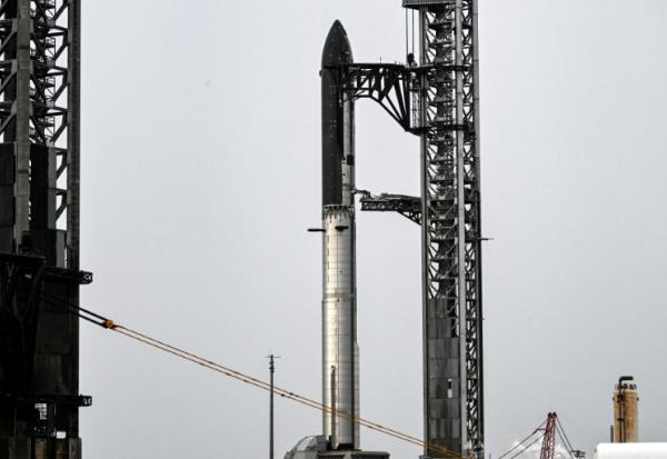 La nouvelle fusée Starship V3 de SpaceX , vue depuis South Padre Island, arrimée à la base spatiale Starbase lors du 12ᵉ vol d'essai, le 21 mai 2026 au Texas