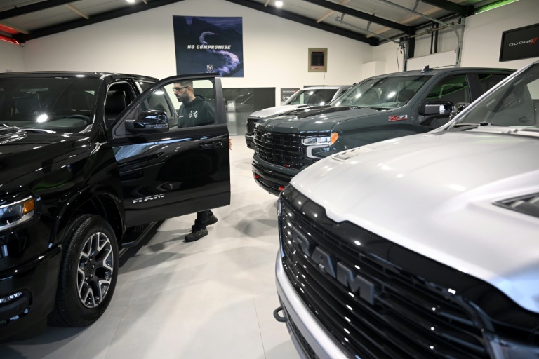 Des pick-up américains chez un concessionnaire à Bourg-Léopold, le 9 septembre 2025 en Belgique