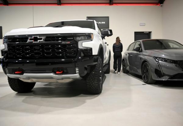 Un pick-up Chevrolet (g) chez un concessionnaire automobile spécialisé dans les pick-up américains à Bourg-Léopold, le 9 septembre 2025 en Belgique