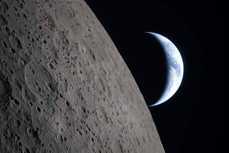 Vue de la Lune et de la Terre prise par l'équipage d'Artémis II et publiée par la Nasa
