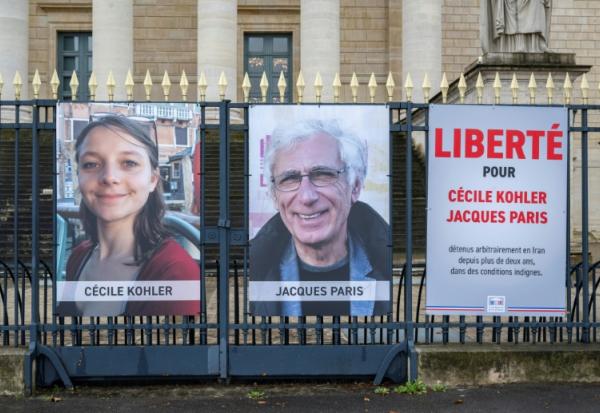 Portraits des enseignants Cécile Kohler et Jacques Paris, le 11 mars 2026 à Paris sur les grilles de l'Assemblée nationale