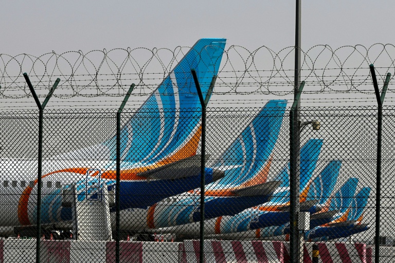 Des avions FlyDubai parqués sur le tarmac à l'aéroport de Dubaï, le 2 mars 2026