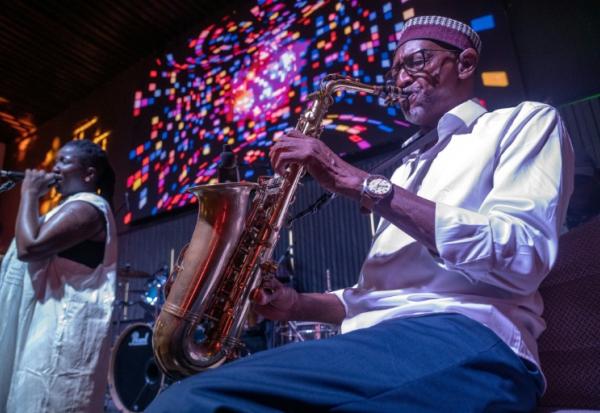 Le saxophoniste Thierno Koité, membre du légendaire groupe Orchestra Baobab, se produit aux côtés de la chanteuse Korka Dieng lors d'un concert au Just For You à Dakar, au Sénégal, le 27 septembre 2026