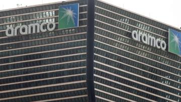 Le logo d'Aramco sur les tours du siège à Riyad, le 9 mars 2026 en Arabie saoudite