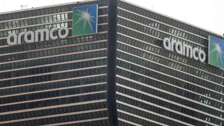 Le logo d'Aramco sur les tours du siège à Riyad, le 9 mars 2026 en Arabie saoudite