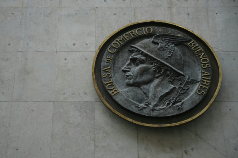 Un détail de la façade du bâtiment de la Bourse de Buenos Aires. Photo prise le 7 avril 2025