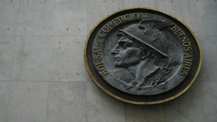 Un détail de la façade du bâtiment de la Bourse de Buenos Aires. Photo prise le 7 avril 2025