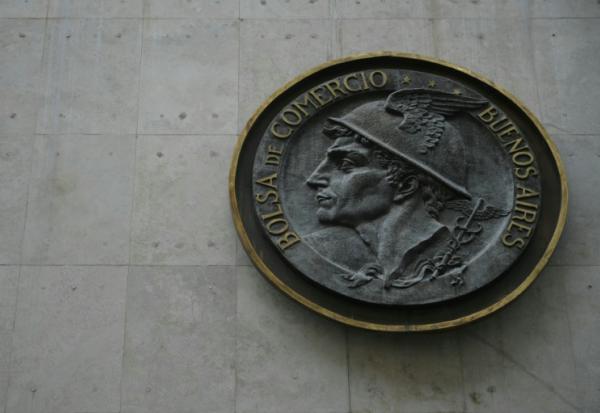 Un détail de la façade du bâtiment de la Bourse de Buenos Aires. Photo prise le 7 avril 2025