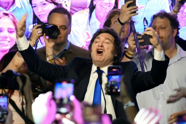 Le président argentin Javier Milei (c), fête sa victoire aux législatives de mi-mandat, le 26 octobre 2025 à Buenos Aires