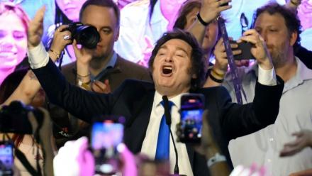 Le président argentin Javier Milei (c), fête sa victoire aux législatives de mi-mandat, le 26 octobre 2025 à Buenos Aires