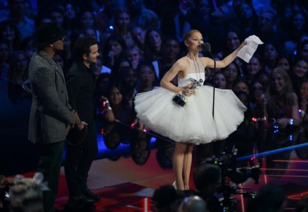 Ariana Grande accepte son prix de la vidéo de l'anée pour son titre "Brighter Days Ahead", le 7 septembre 2025 à Elmont, dans l'Etat de New York