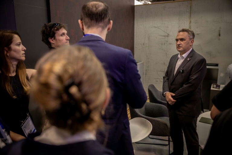 L'ambassadeur d'Israël en France, Joshua Zarka, s'exprime devant des journalistes au salon Eurosatory, le 15 juin 2026